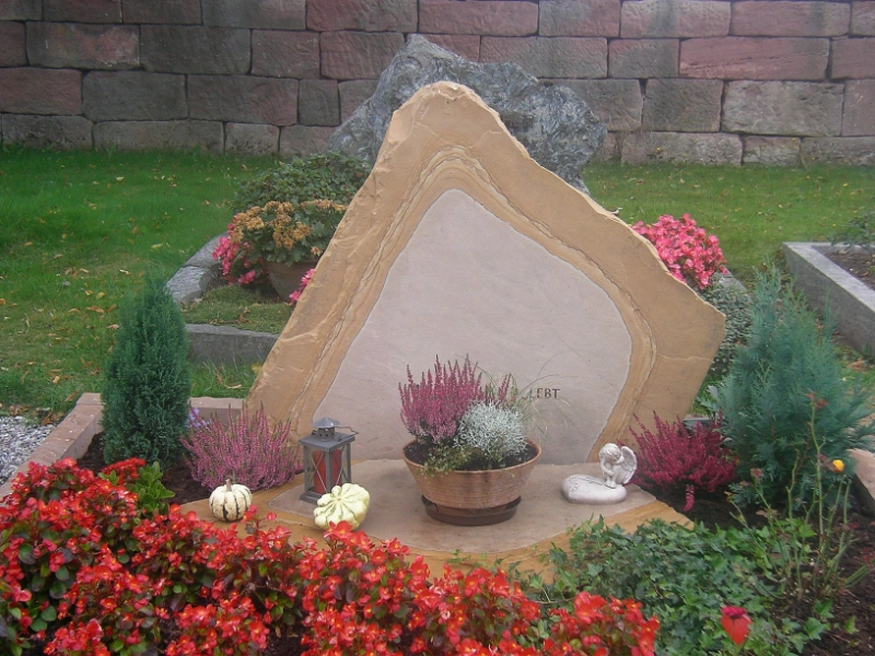 Grabmale aus Angolatensandstein