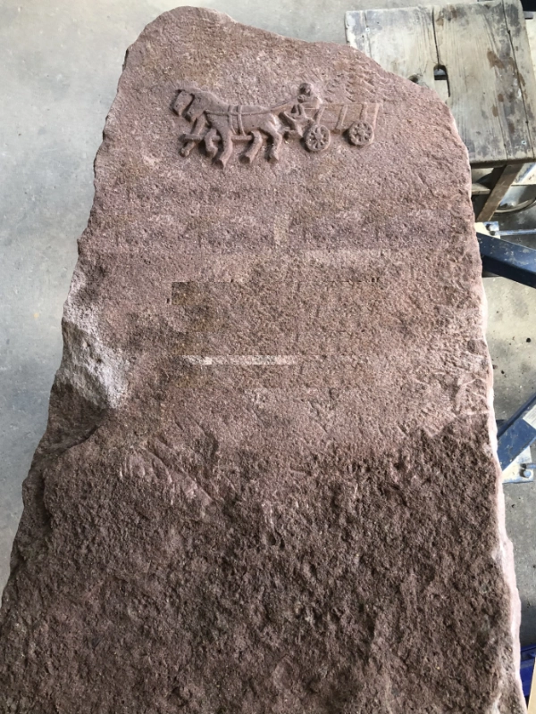 Buntsandstein mit Motiv Pferdekutsche