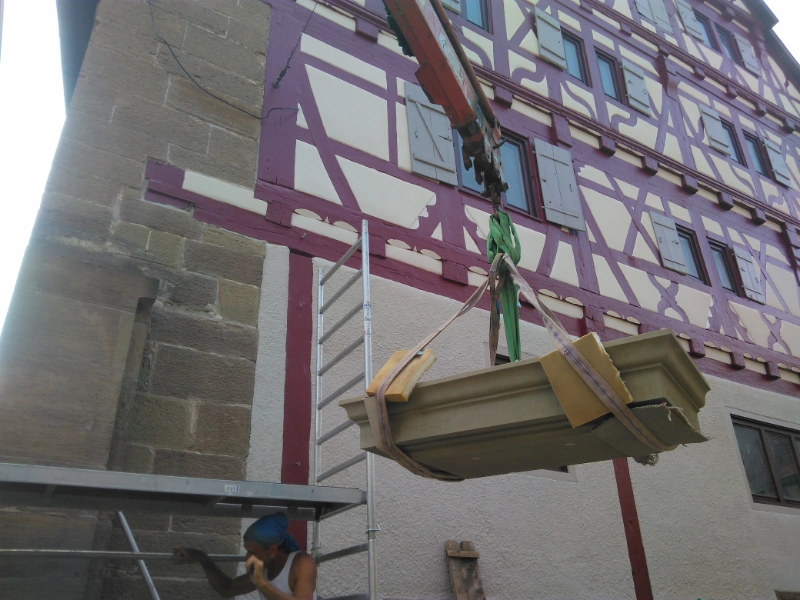 Sandsteinsanierung in Herrenberg Eingangstor - Setzen des neu angefertigten Abdeckstein